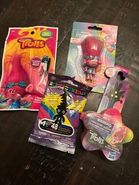 Trolls Pink Poppy Figure & Collectible Pack Bundle